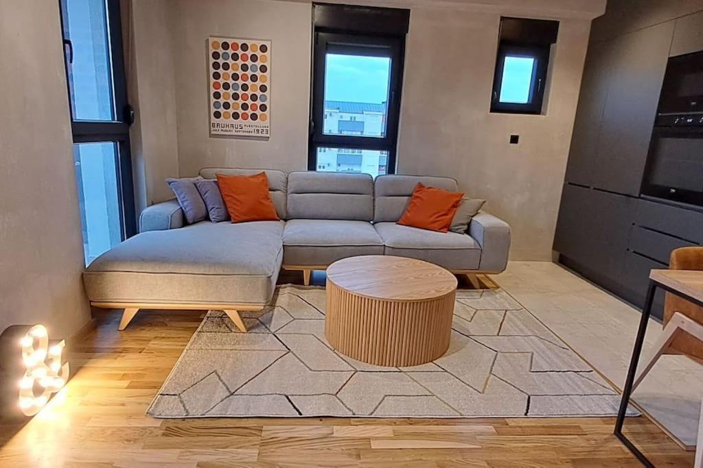 פודגוריצה Stylish One Bedroom Apartment מראה חיצוני תמונה